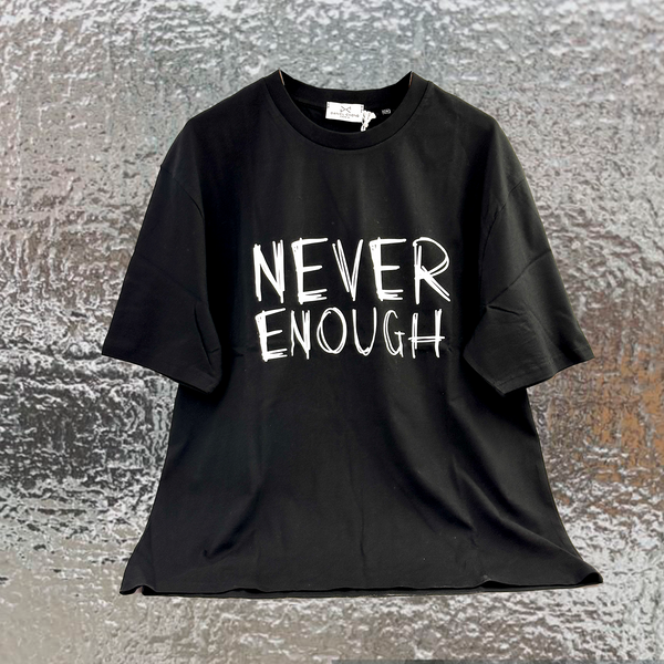 CAMISETA NEGRA "NEVER ENOUGH" OVER SIZE